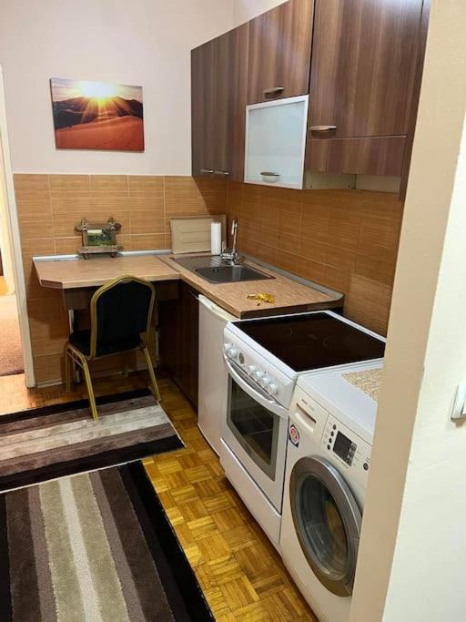 Shesh Hostel Priştine Dış mekan fotoğraf