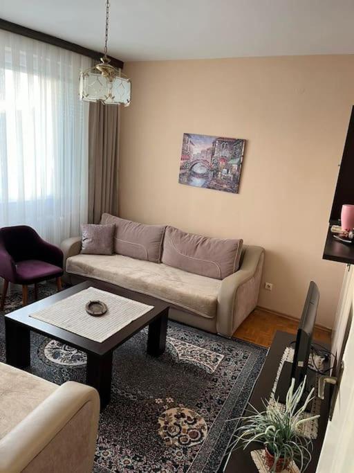 Shesh Hostel Priştine Dış mekan fotoğraf