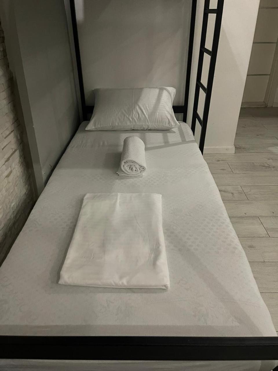 Shesh Hostel Priştine Dış mekan fotoğraf