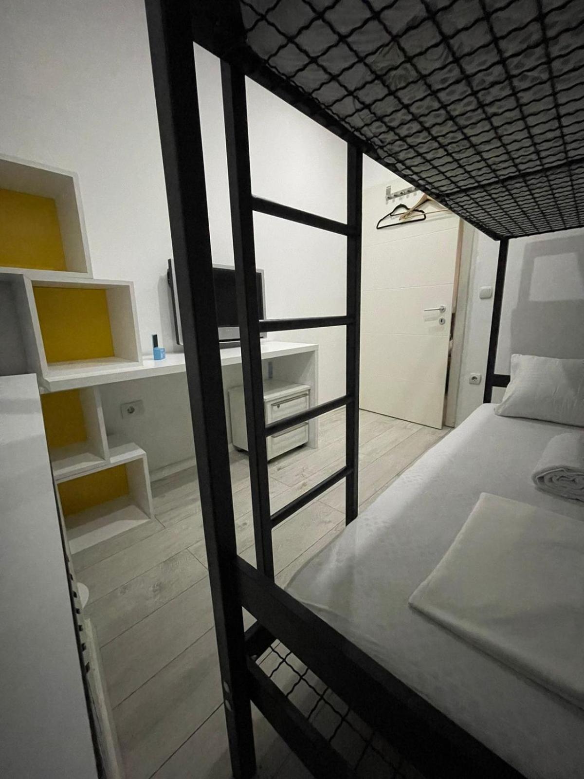 Shesh Hostel Priştine Dış mekan fotoğraf