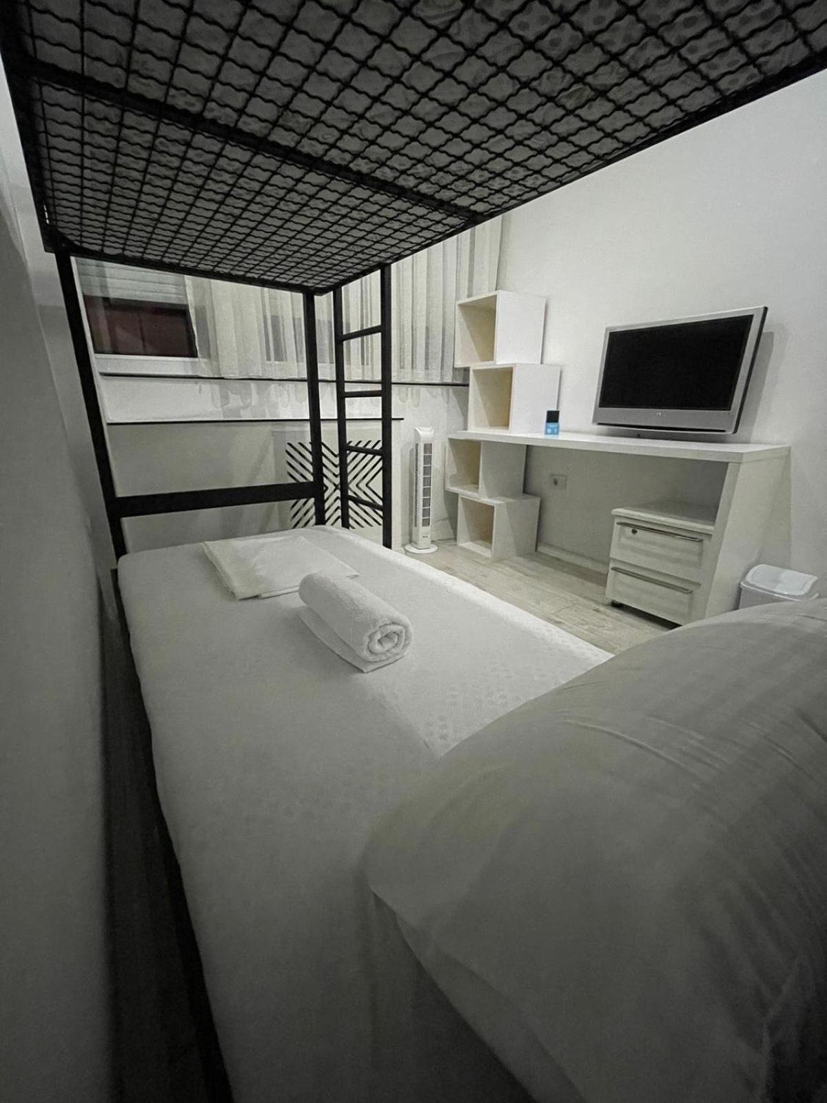 Shesh Hostel Priştine Dış mekan fotoğraf